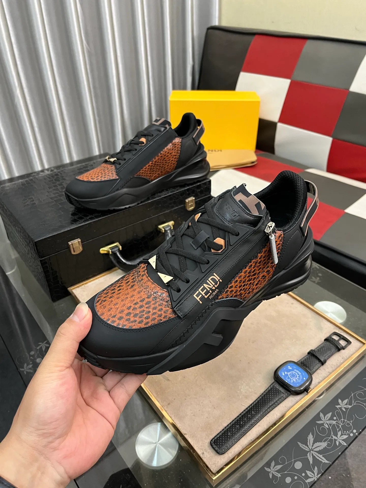 Men's Men's Shoes💰540⌚️⌚️【FENDI】FENDI high-tops are classic and comfortable for men. This complex sneaker is made of soft calfskin➕genuine leather lining➕original ultra-light rubber material with rough outsole. This unique and thin style is suitable for the casual and refined sensibility of this season. It is comfortable and natural on the feet. It is an everyday style for casual travel in autumn and winter! 38−444️⃣colors available